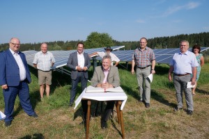 Staatssekretär Roland Weigert besucht den Solarpark Tännesberg